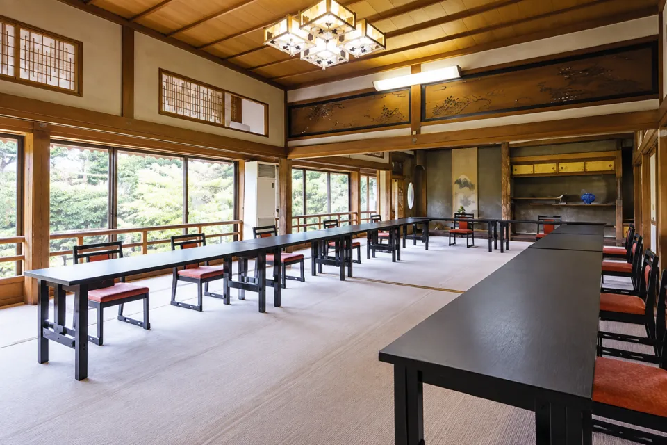 御料理 新茶屋の庭に面する大広間