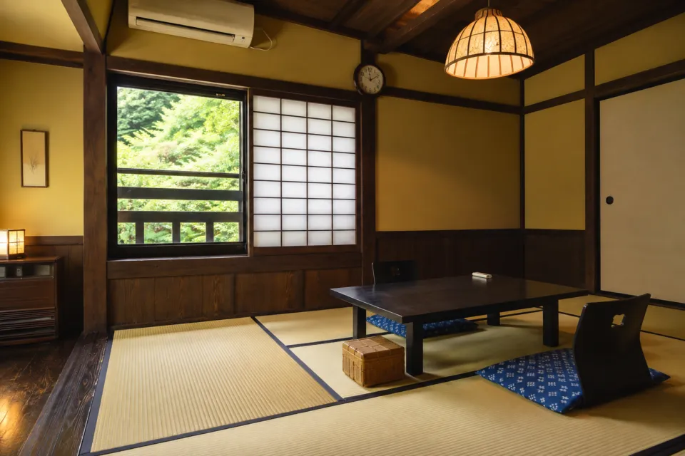 旅館 新明館の和室（8畳）の障子と畳