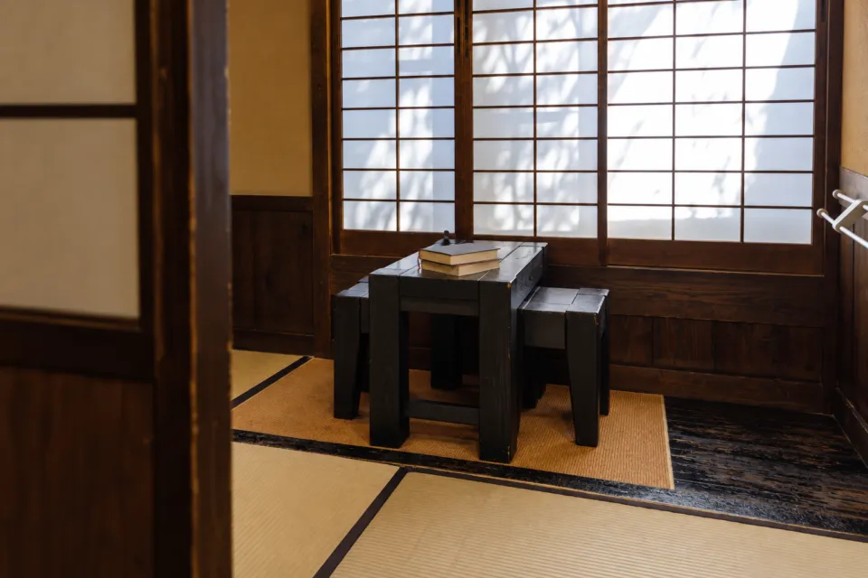 旅館 新明館の和室（6畳）の窓辺の机