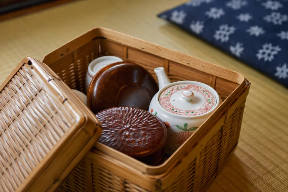 旅館 新明館の客室の茶器と竹かご