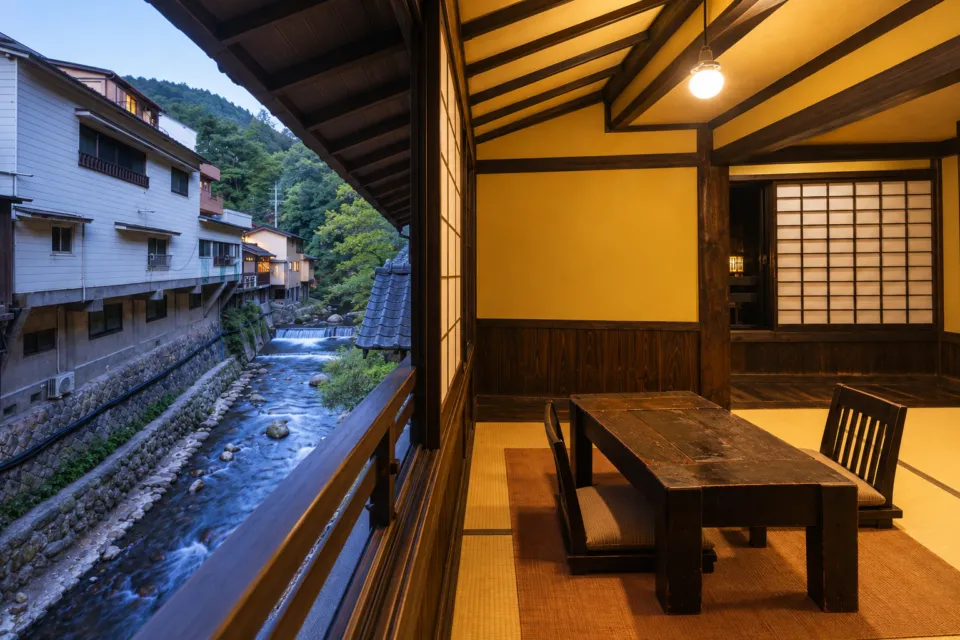旅館 新明館の窓辺から見える川の眺め