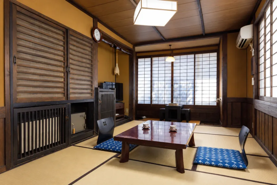旅館 新明館の和室（6畳）の座卓と障子