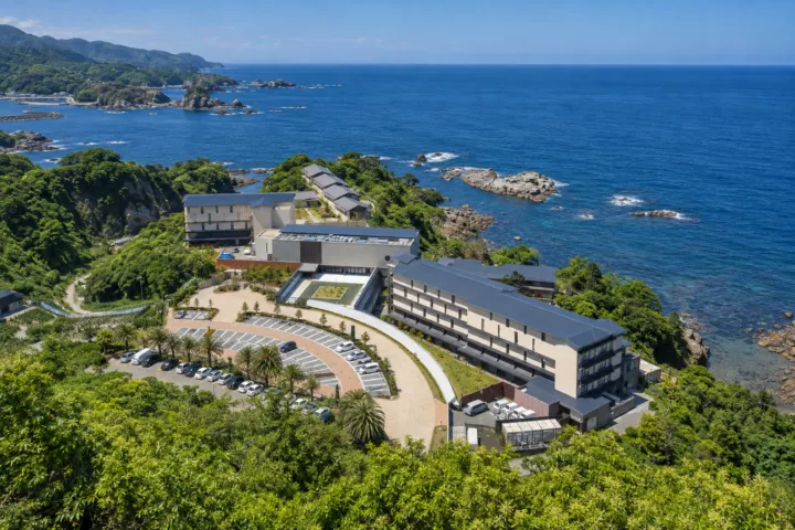浜千鳥の湯 海舟の海に囲まれた岬の敷地と宿泊棟の全景