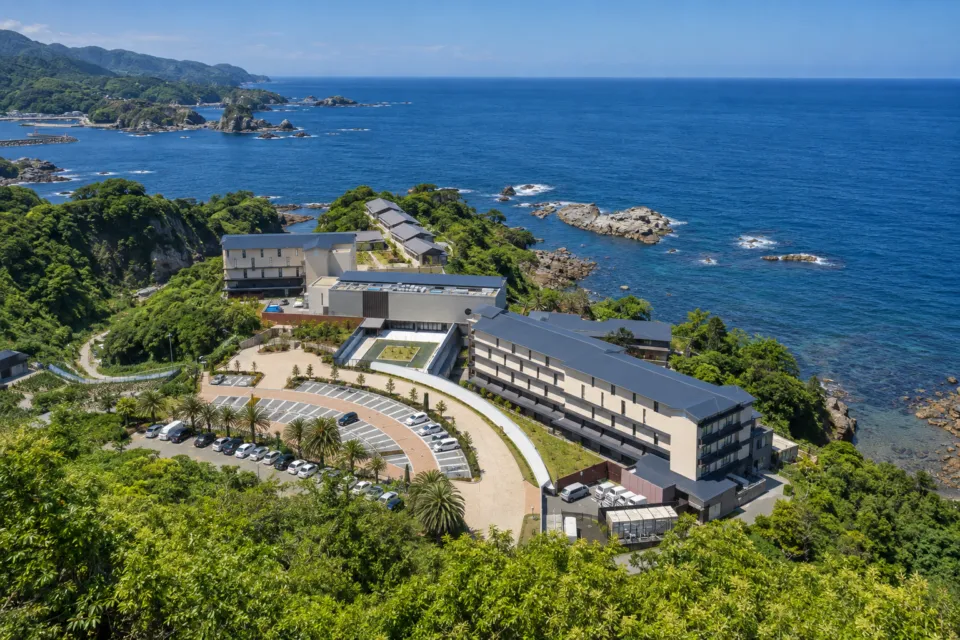 浜千鳥の湯 海舟の海に囲まれた岬の敷地と宿泊棟の全景