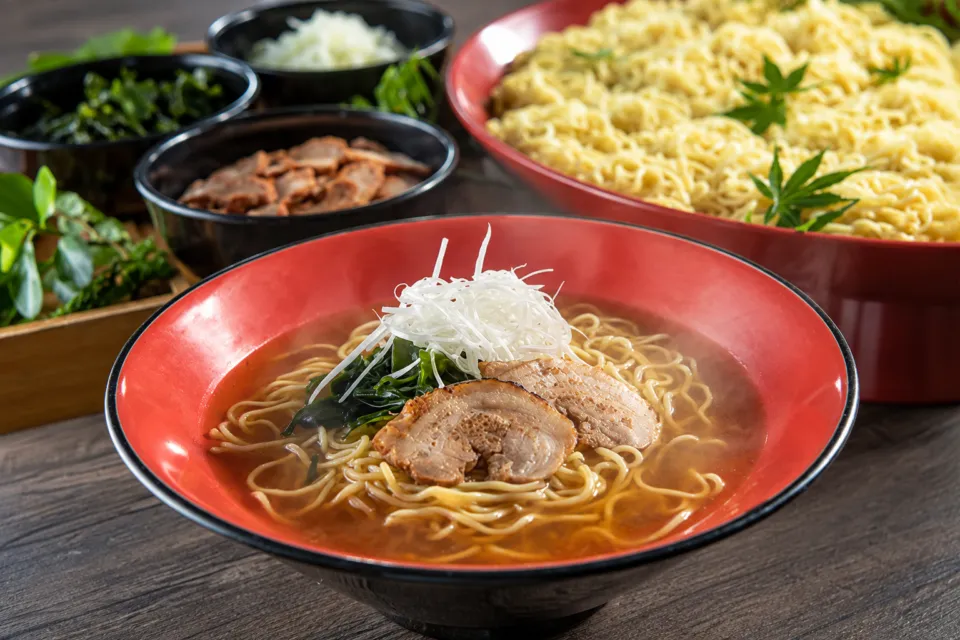 白浜オーシャンリゾートの赤い器に盛られたラーメン