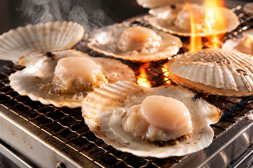 白浜オーシャンリゾートの網で焼くホタテの浜焼き