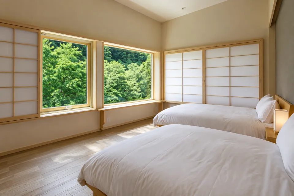 城山館の緑を望む窓辺のツインベッド