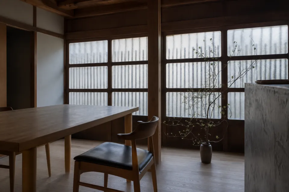 城山館の模様ガラスと木のテーブルがある館内