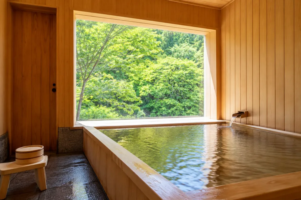 城山館の緑を望む木の浴槽
