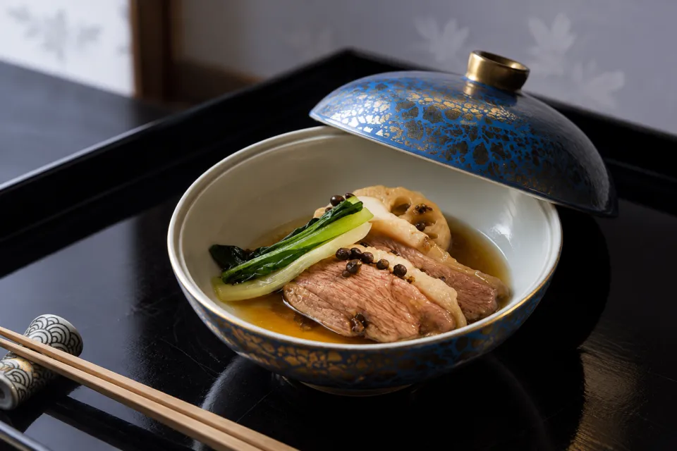 史跡料亭 花月の蓋付き器に盛られた肉料理