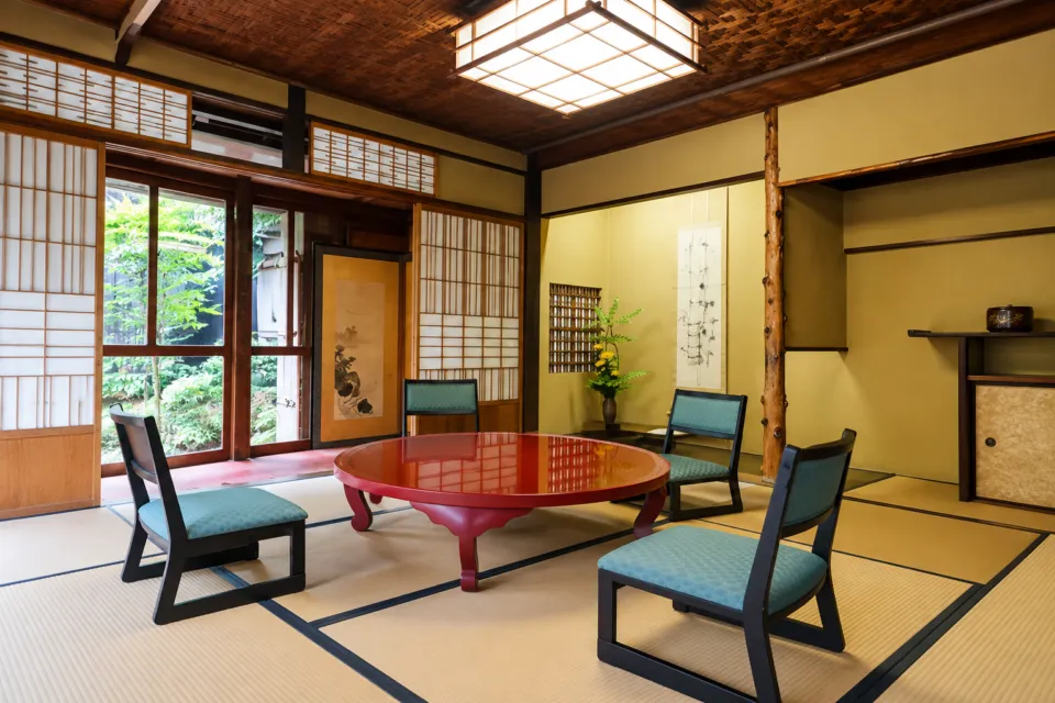 史跡料亭 花月の庭を望む和室