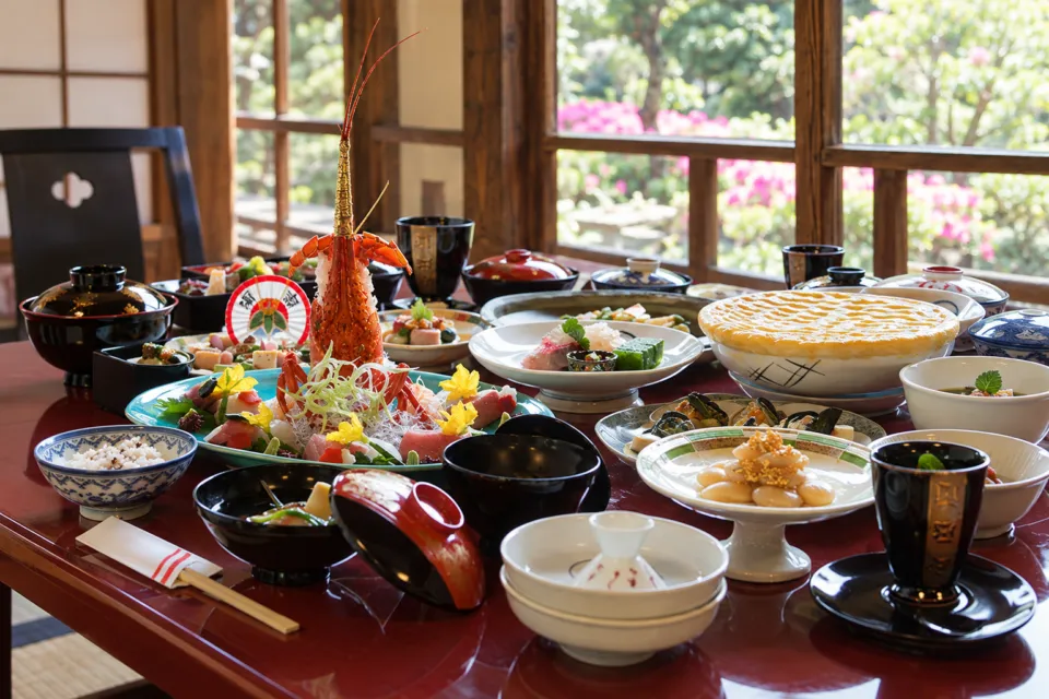 史跡料亭 花月の伊勢海老と大鉢料理を囲む卓袱料理