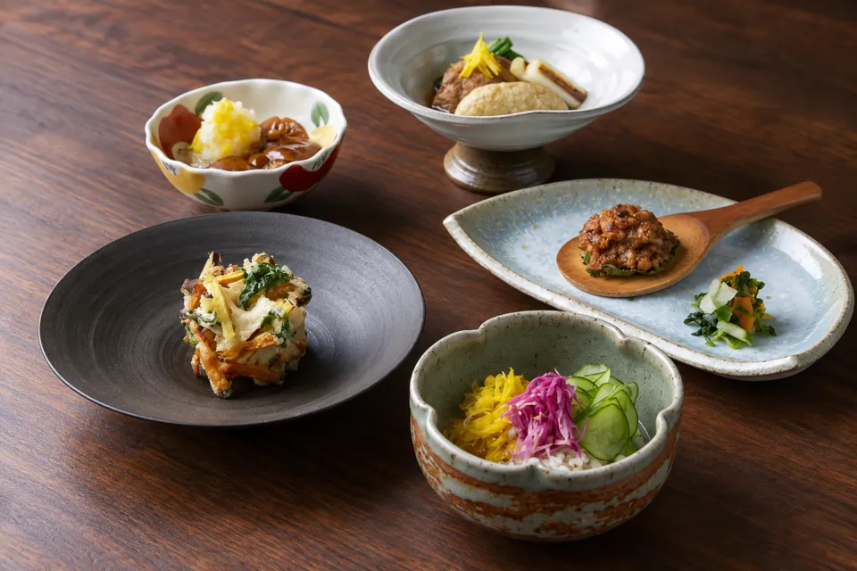 そば処庄司屋 本店の小鉢と皿に盛った料理