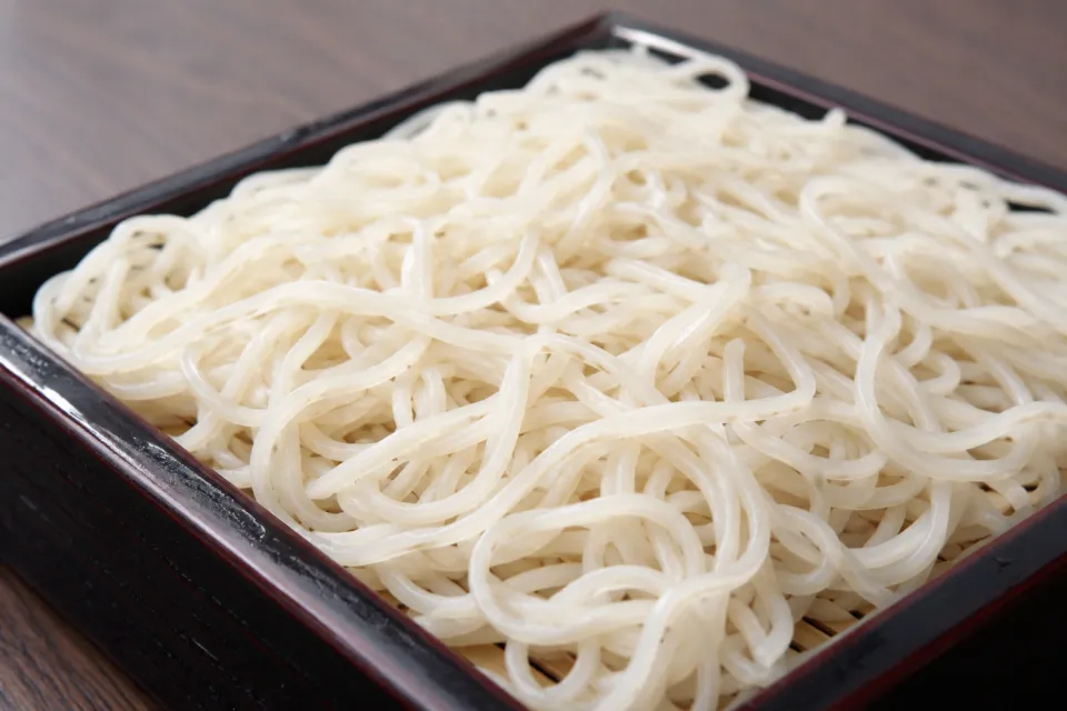 そば処庄司屋 本店の白いさらしなそばの接写