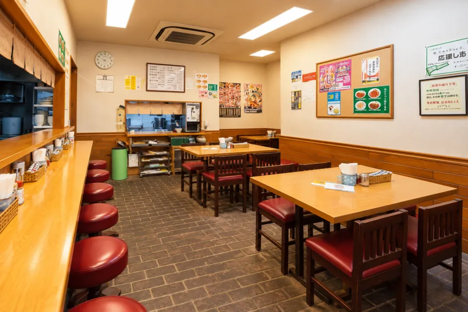 食堂やまとのカウンター席とテーブル席