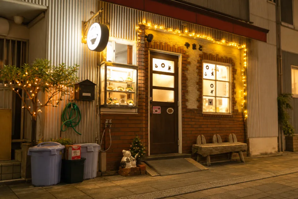 食堂やまとの夜の店舗正面と入口