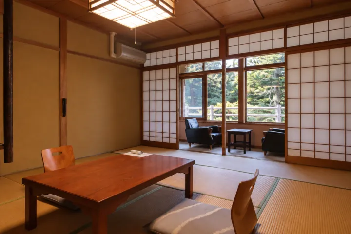 宿坊・観證院 山楽荘の和室8帖の窓側