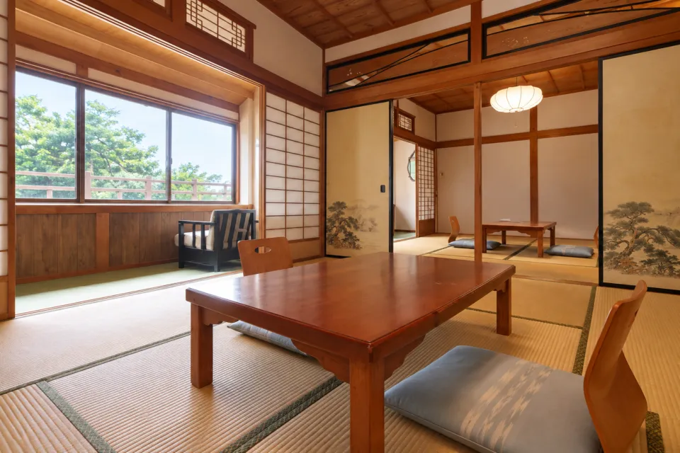 宿坊・観證院 山楽荘の広々和室の窓側
