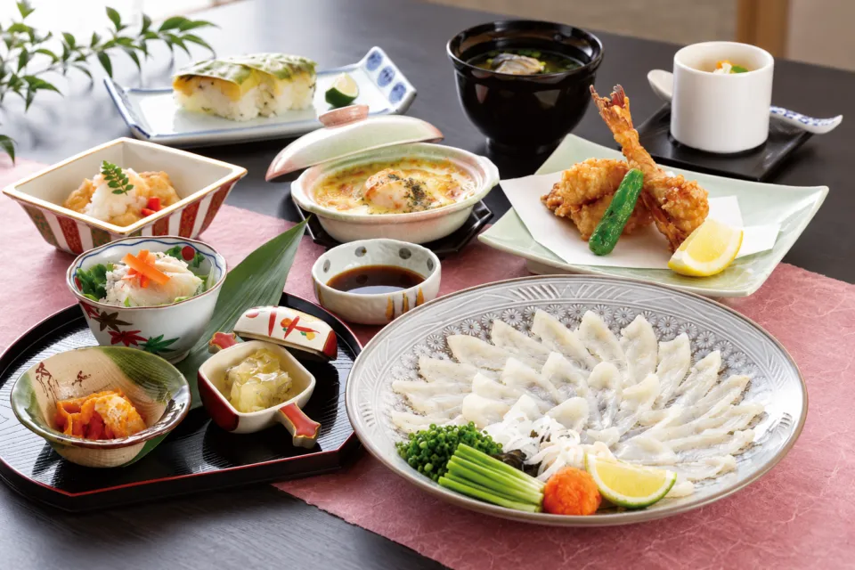 旬楽館のふく料理のコース盛り合わせ
