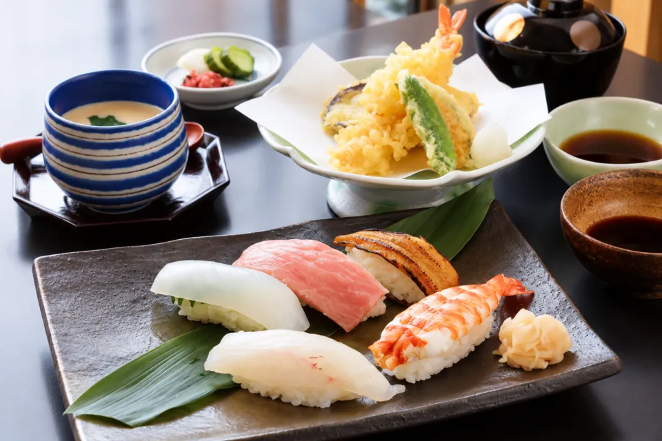 旬楽館のにぎり寿司と天ぷらの御膳