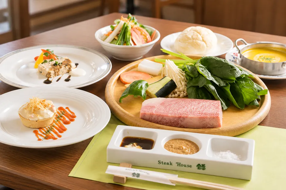 ステーキハウス蜂 唐津本店の牛肉と野菜を中心に並べたコース料理