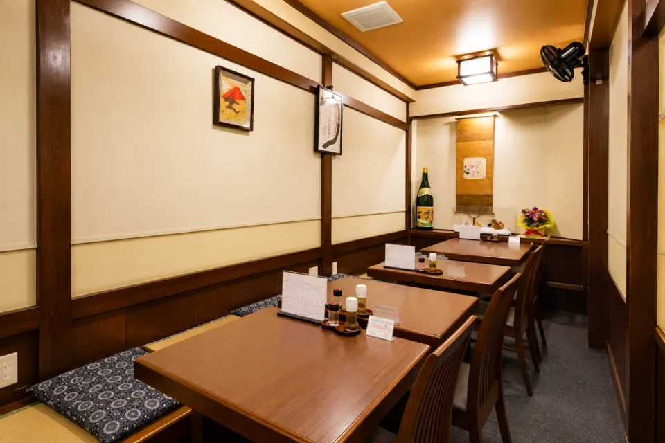 炭焼 うな富士 本店の壁際の客席