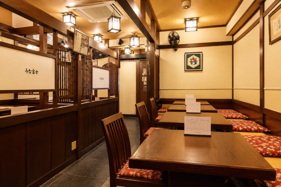 炭焼 うな富士 本店の木を基調とした店内
