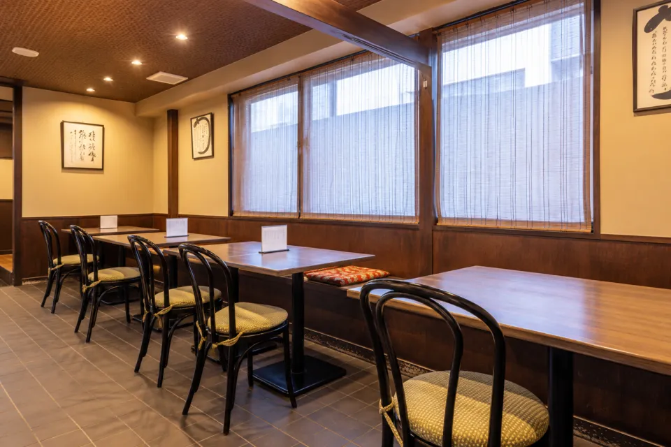炭焼 うな富士 本店の窓辺のテーブル席