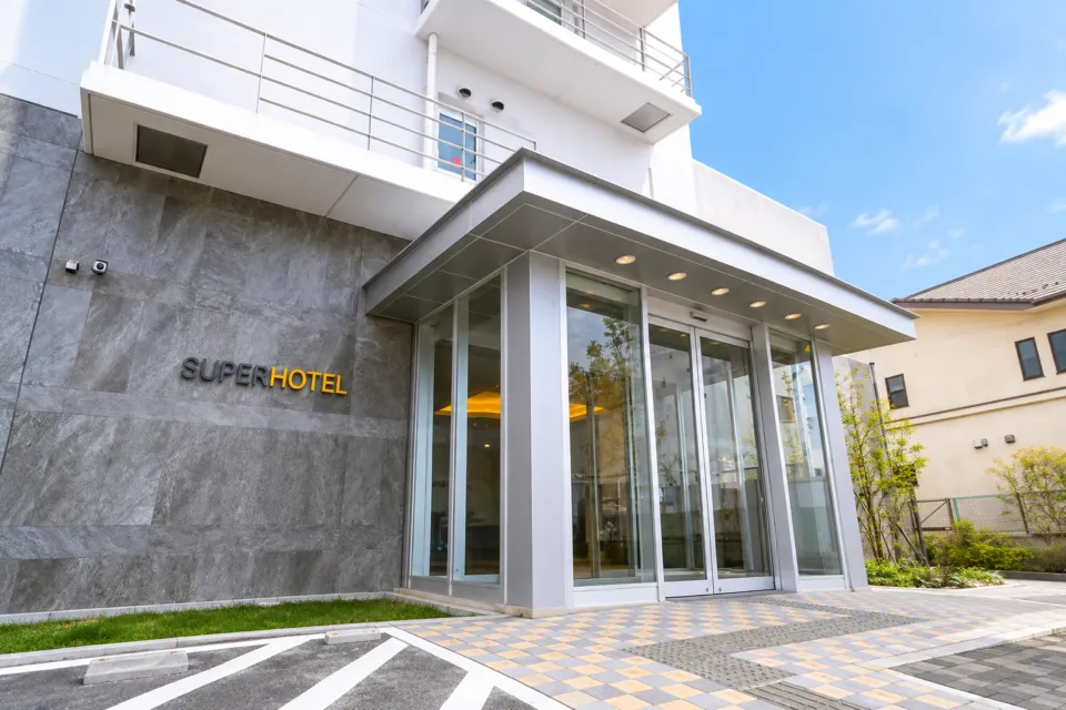 スーパーホテル埼玉・川越のホテルのエントランス