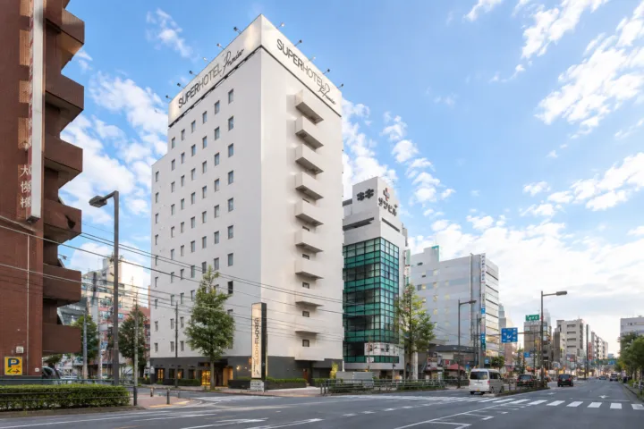スーパーホテルPremierさいたま・大宮駅東口の正面から見た建物外観