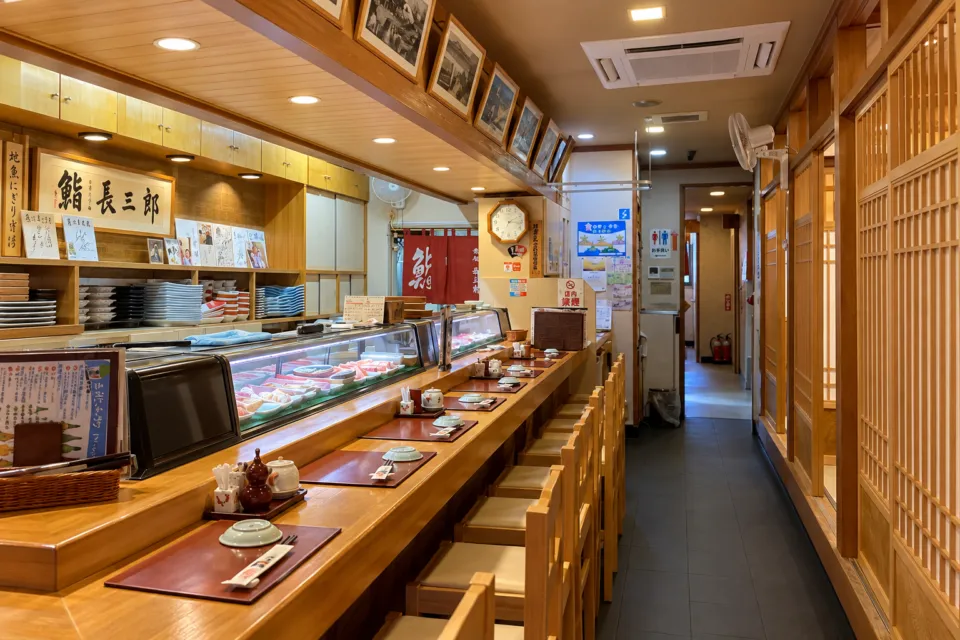 鮨 長三郎のカウンター席が並ぶ店内