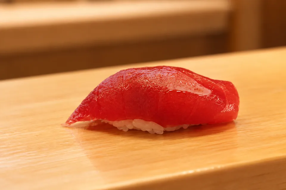 鮨いとうの刷毛で仕上げる鮪の握り