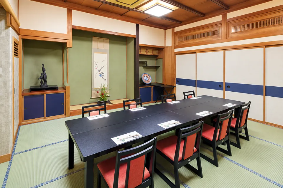 鮨・割烹 丸伊の椅子席のある座敷