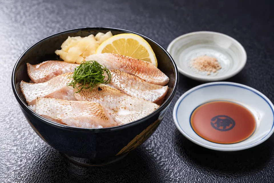 鮨・割烹 丸伊ののど黒炙り丼