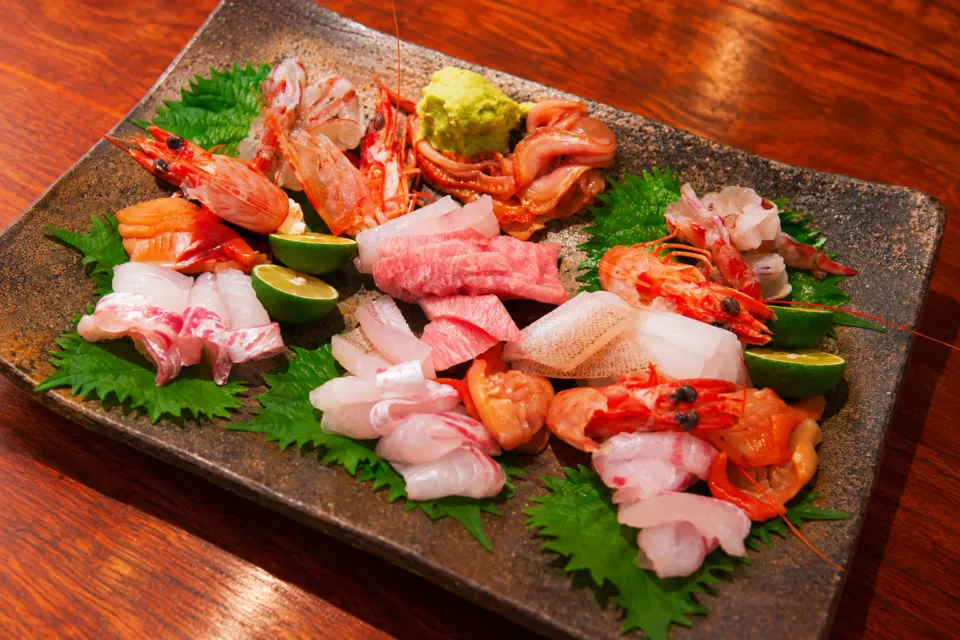 鮓 希凛の大葉を添えた魚介の盛り合わせ