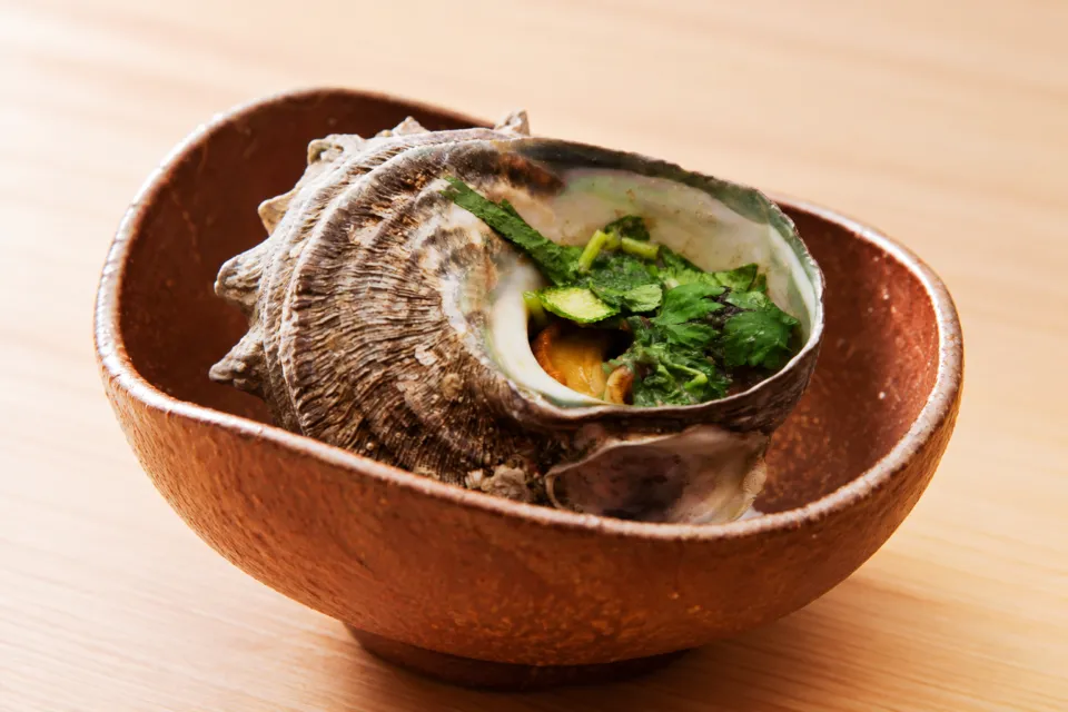 鮓 希凛の貝殻に盛られた料理