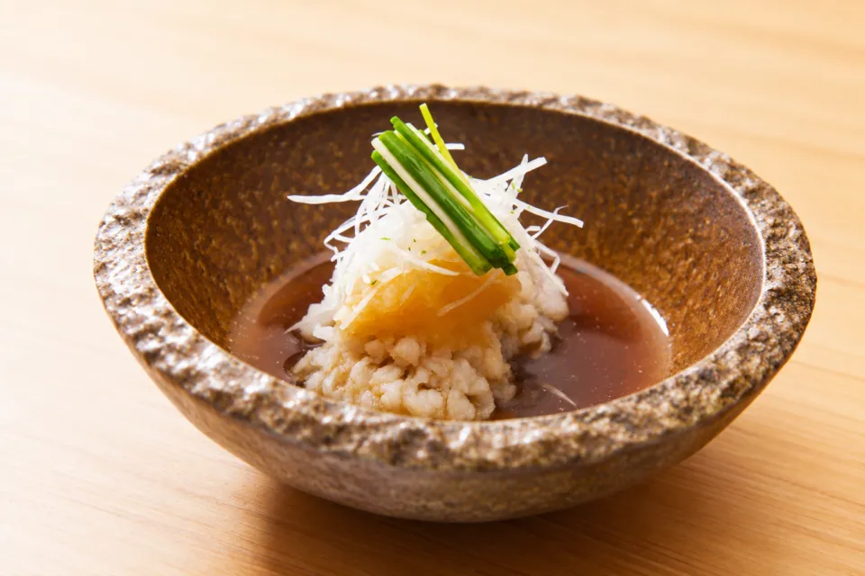 鮓 希凛の丸い器に盛られた一品料理