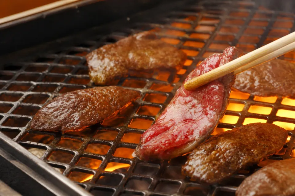 高千穂牛レストラン和(なごみ)の網で焼く高千穂牛の焼肉