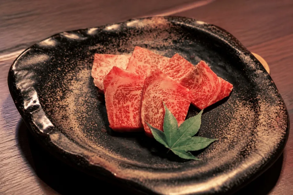 高千穂牛レストラン和（なごみ）の皿に盛られた高千穂牛の焼肉