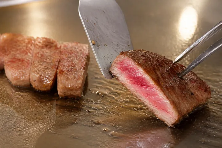 高千穂牛レストラン和（なごみ）の鉄板で焼き上げる高千穂牛ステーキ