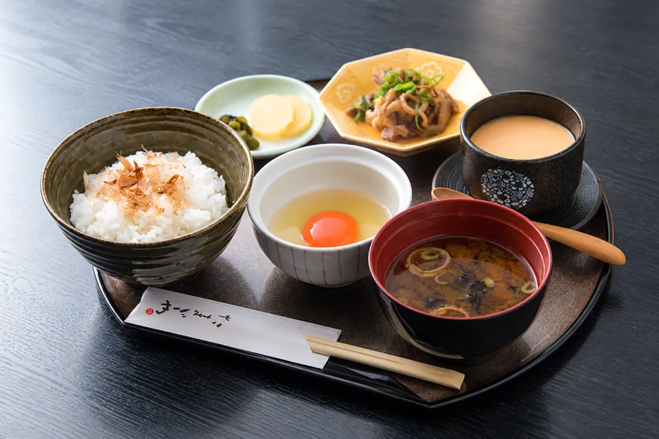 たまごやの夢王御膳の卵、ご飯、汁物と付け合わせ
