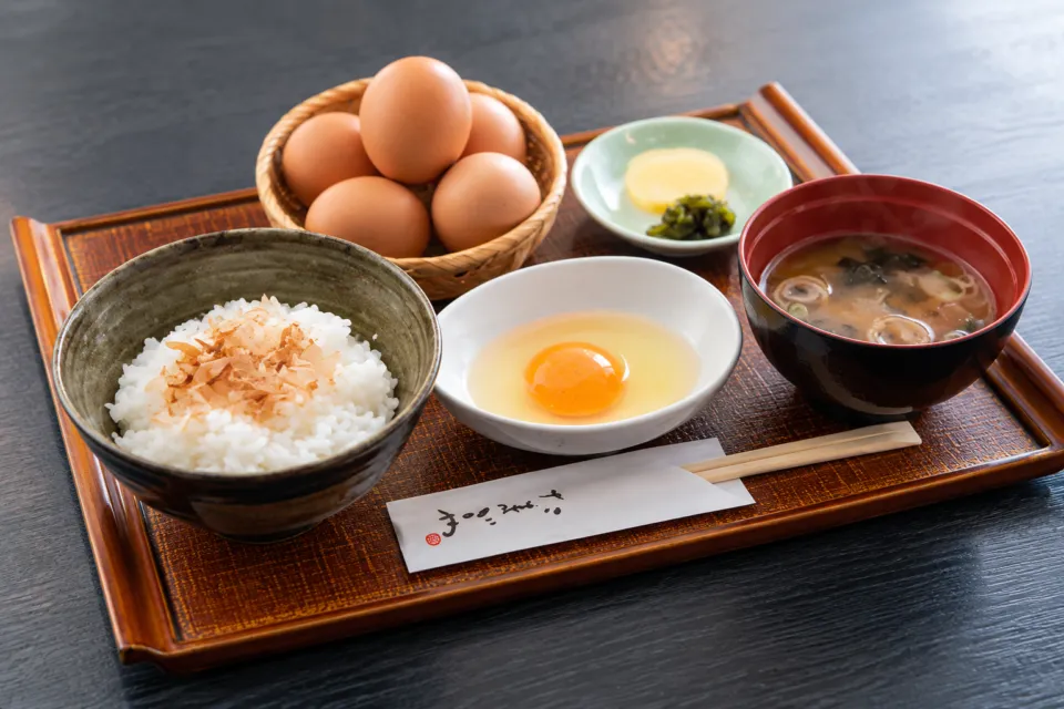 たまごやの玉かけめしの卵、ご飯、汁物と付け合わせ