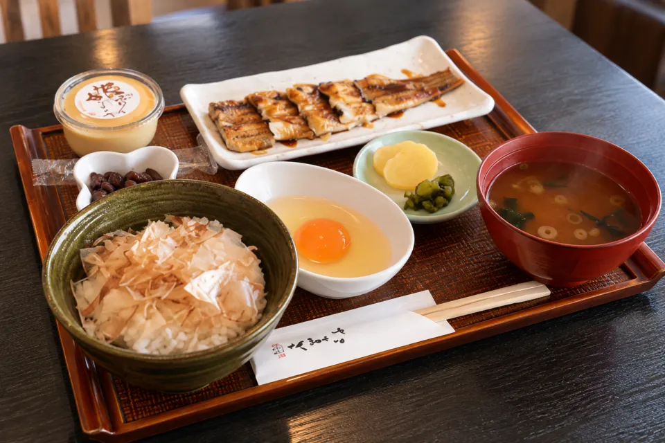 たまごやの城前おもてなし御前の穴子、卵、ご飯とデザート