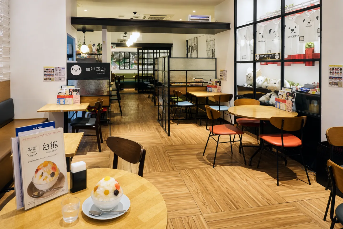 天文館むじゃき 本店の木目の床とテーブルが広がる店内