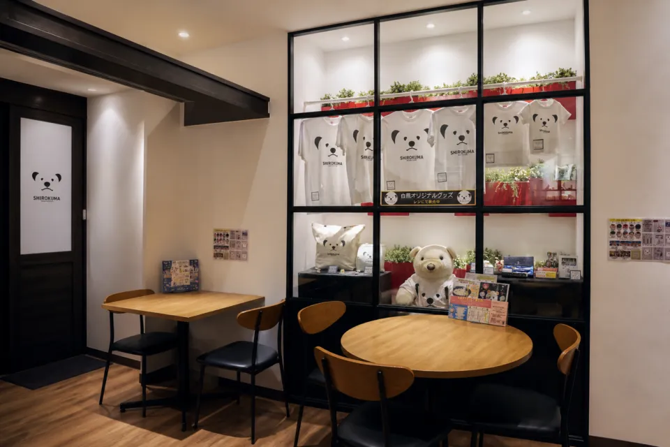 天文館むじゃき 本店の白熊モチーフの展示が見える店内席