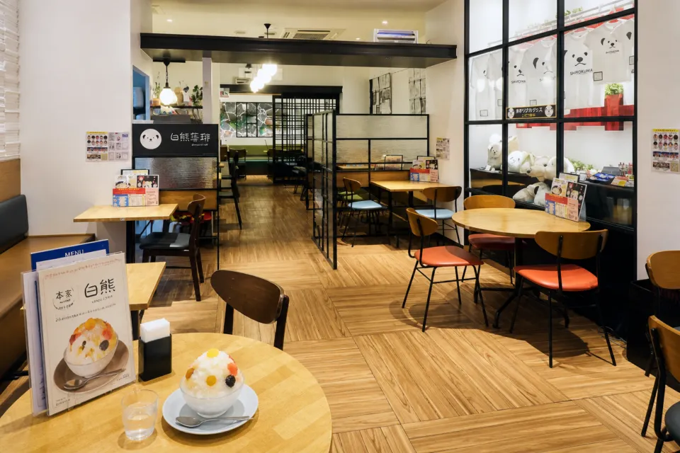 天文館むじゃき 本店の木目の床とテーブルが広がる店内