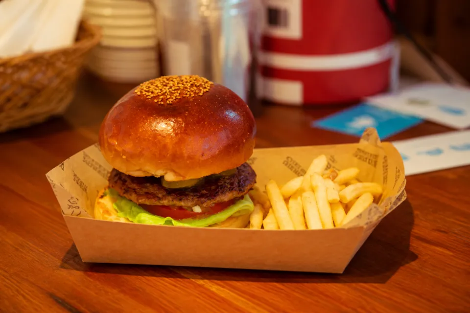 The BEACH BURGER HOUSEのフライドポテトを添えたハンバーガー