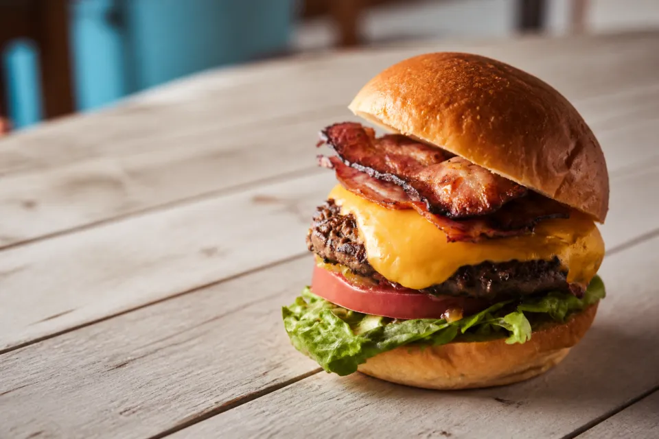 The BEACH BURGER HOUSEの厚切りベーコンを重ねたチーズバーガー