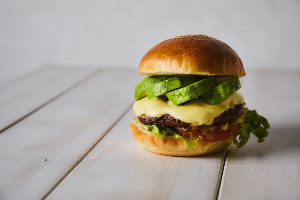 The BEACH BURGER HOUSEのアボカドモッツァレラバーガー