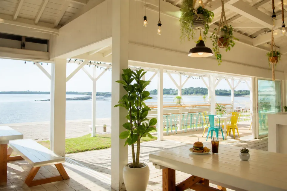 The BEACH BURGER HOUSEの海辺へ開けた明るいダイニング